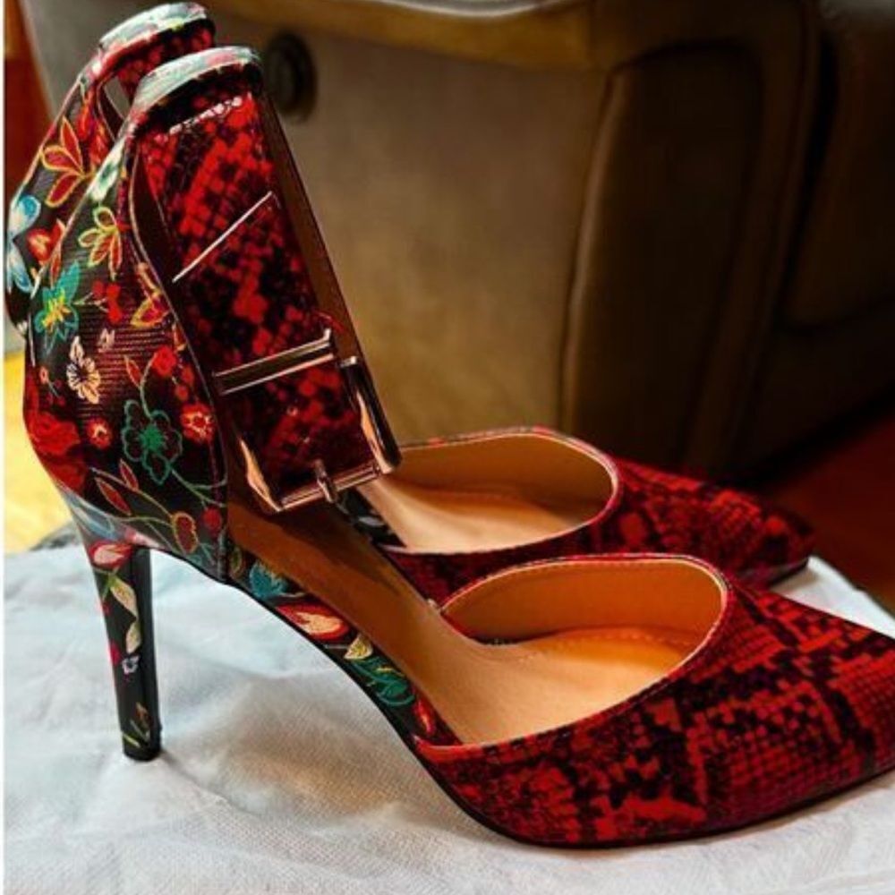🔥 Gorgeous unique, faux red snake skin/floral ,wide buckle strap,  Size 9